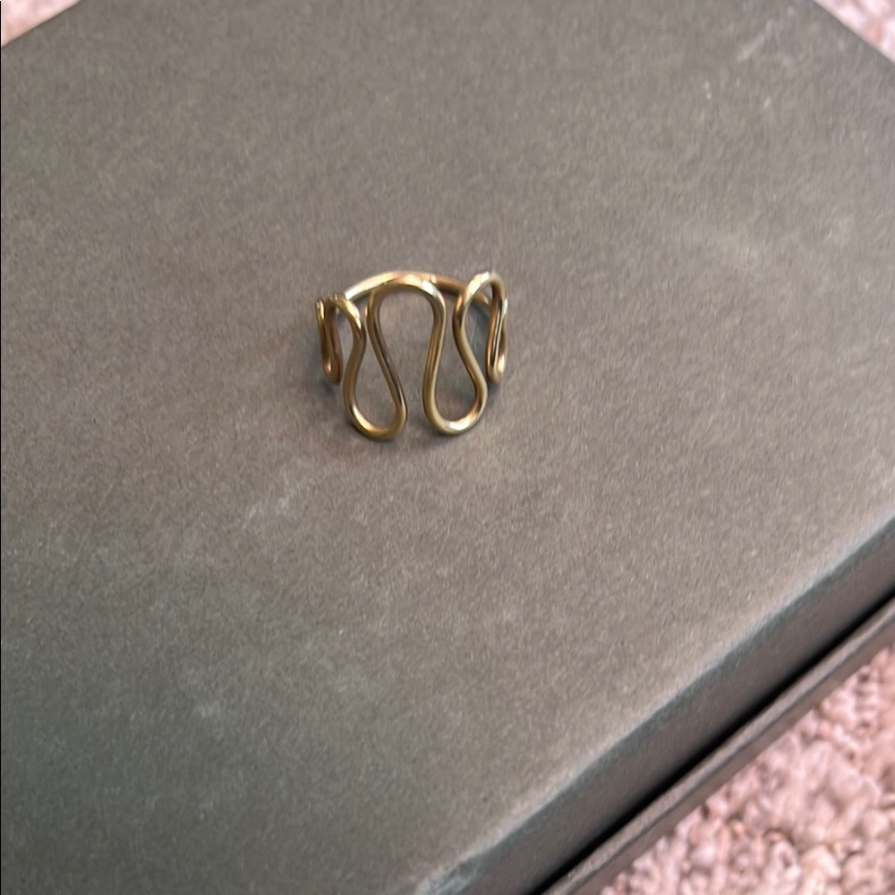 Elegant Gold Wave Form Ring - Picture 3 of 7